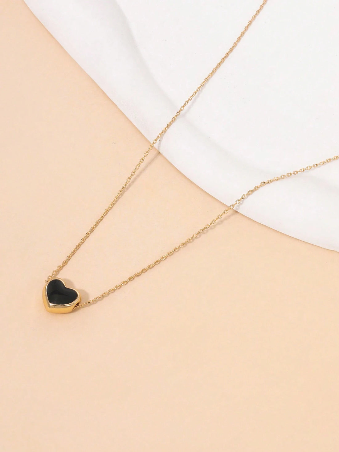 Heart-Shaped Delicate Necklace Black