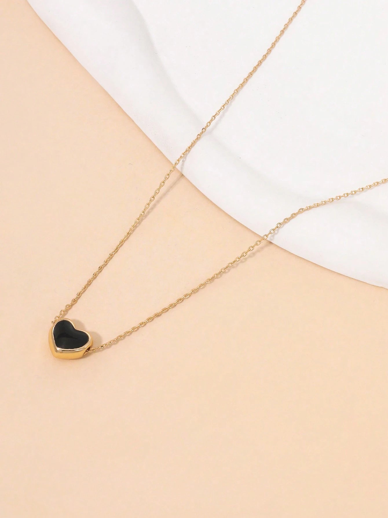 Heart-Shaped Delicate Necklace Black